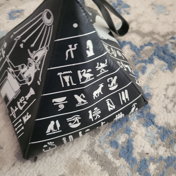 Black Pyramid Bag - Picture 3 of 7